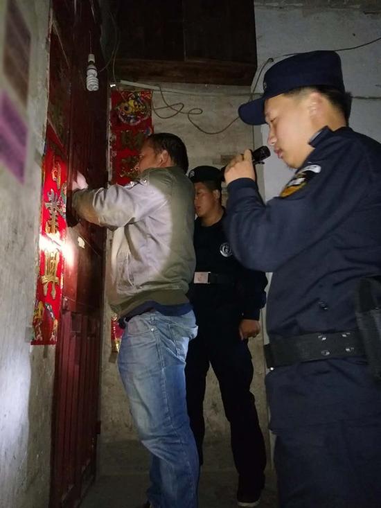 枣庄粗心妈妈误将幼女锁家中 民警全城寻开锁师傅开门